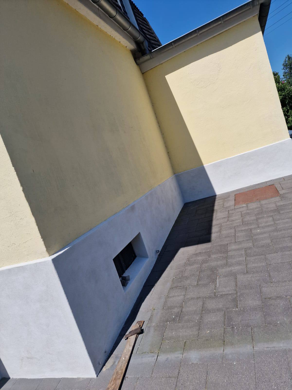 Frisch gestrichene, zweifarbige Hausfassade, ausgeführt von Malermeister Stefan Seifert