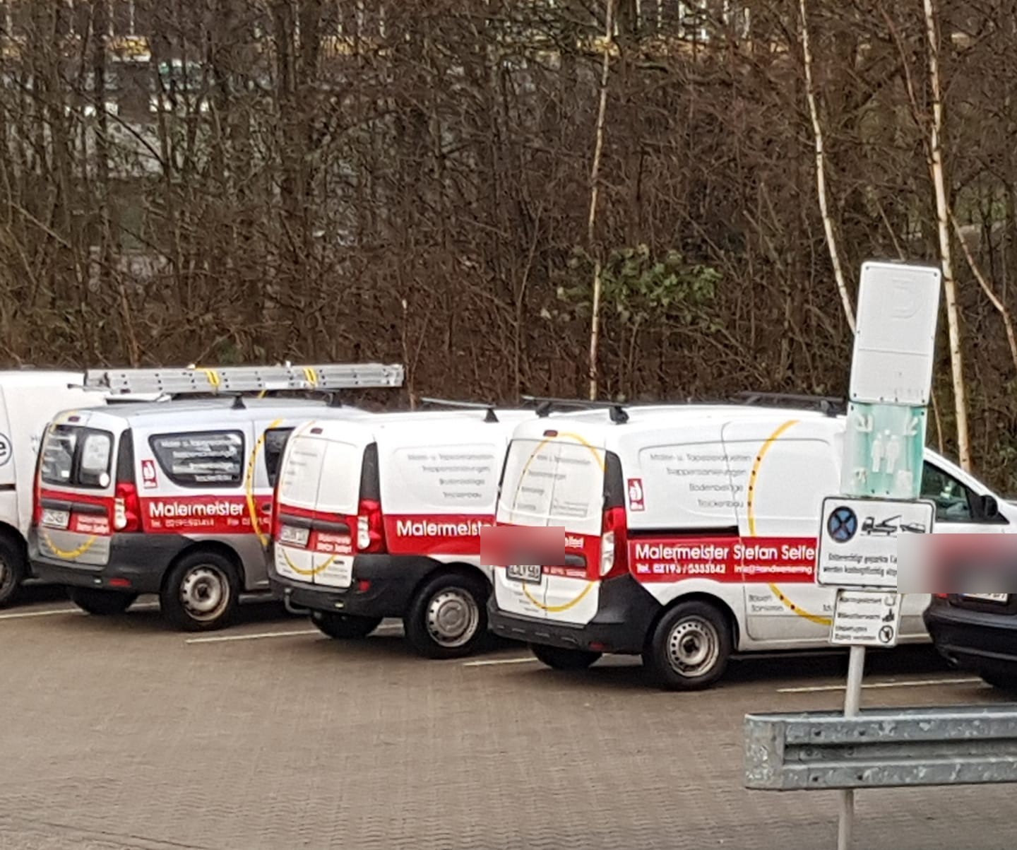 Drei Firmenfahrzeuge von Malermeister Stefan Seifert nebeneinander geparkt